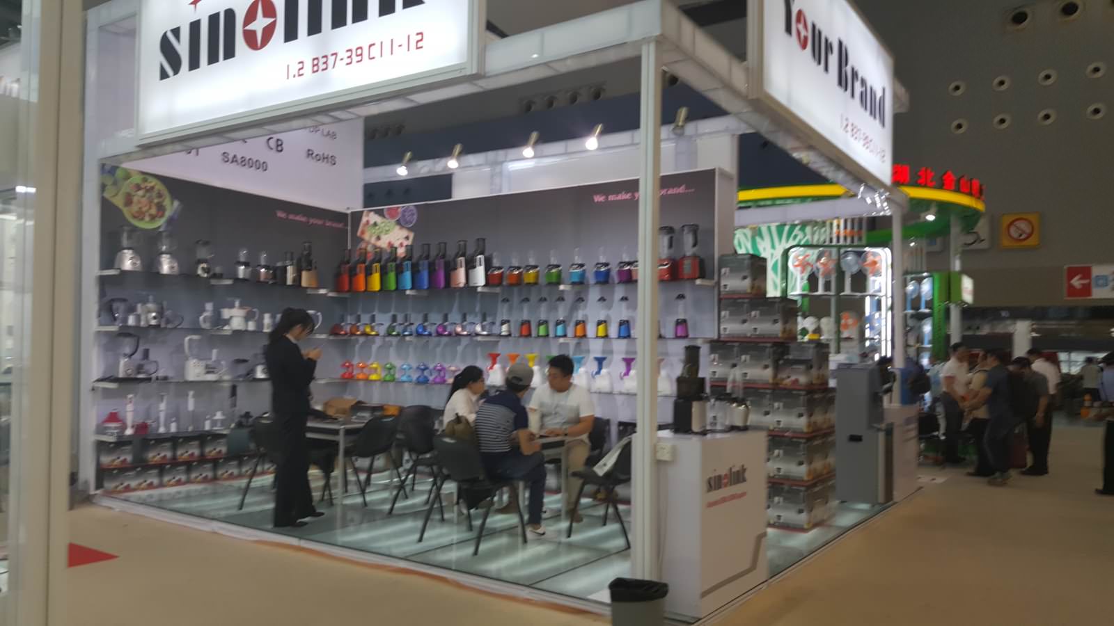 Dẫn Khách Thăm Quan Triển Lãm Tại Quảng Châu Trung Quốc